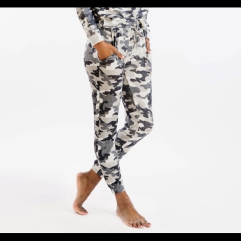 Zyia Grey Camo lounge boyfriend sweats size L EUC